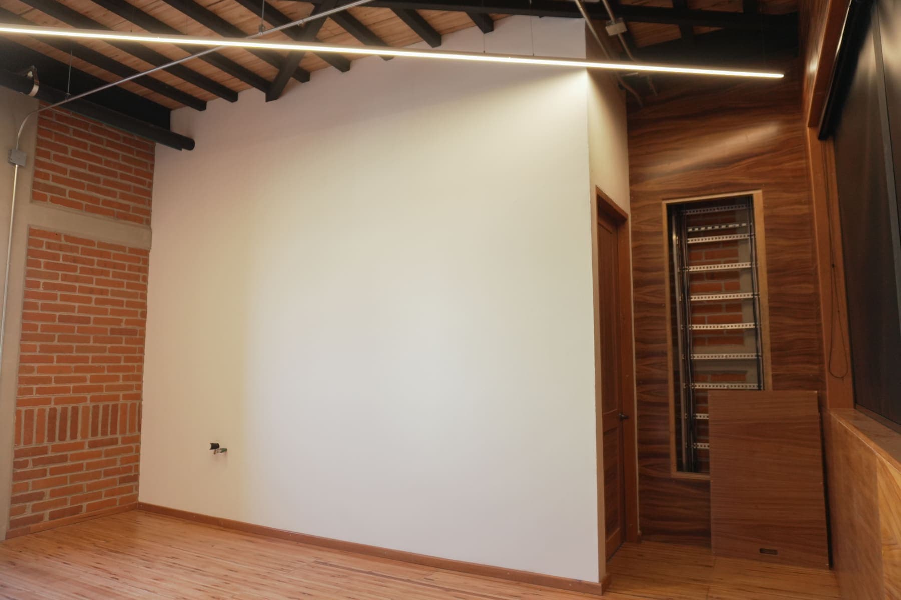 Camerino con un mueble de madera empotrado al fondo.