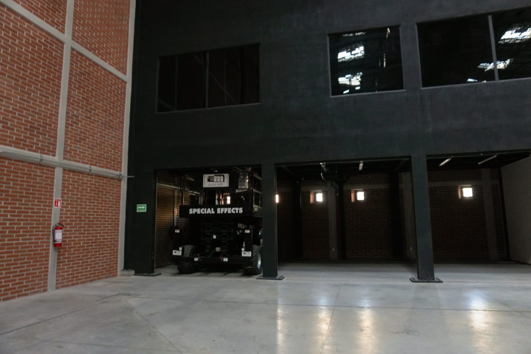 El bloque técnico negro rotulado «Special Effects», con equipo estacionado bajo su planta baja.